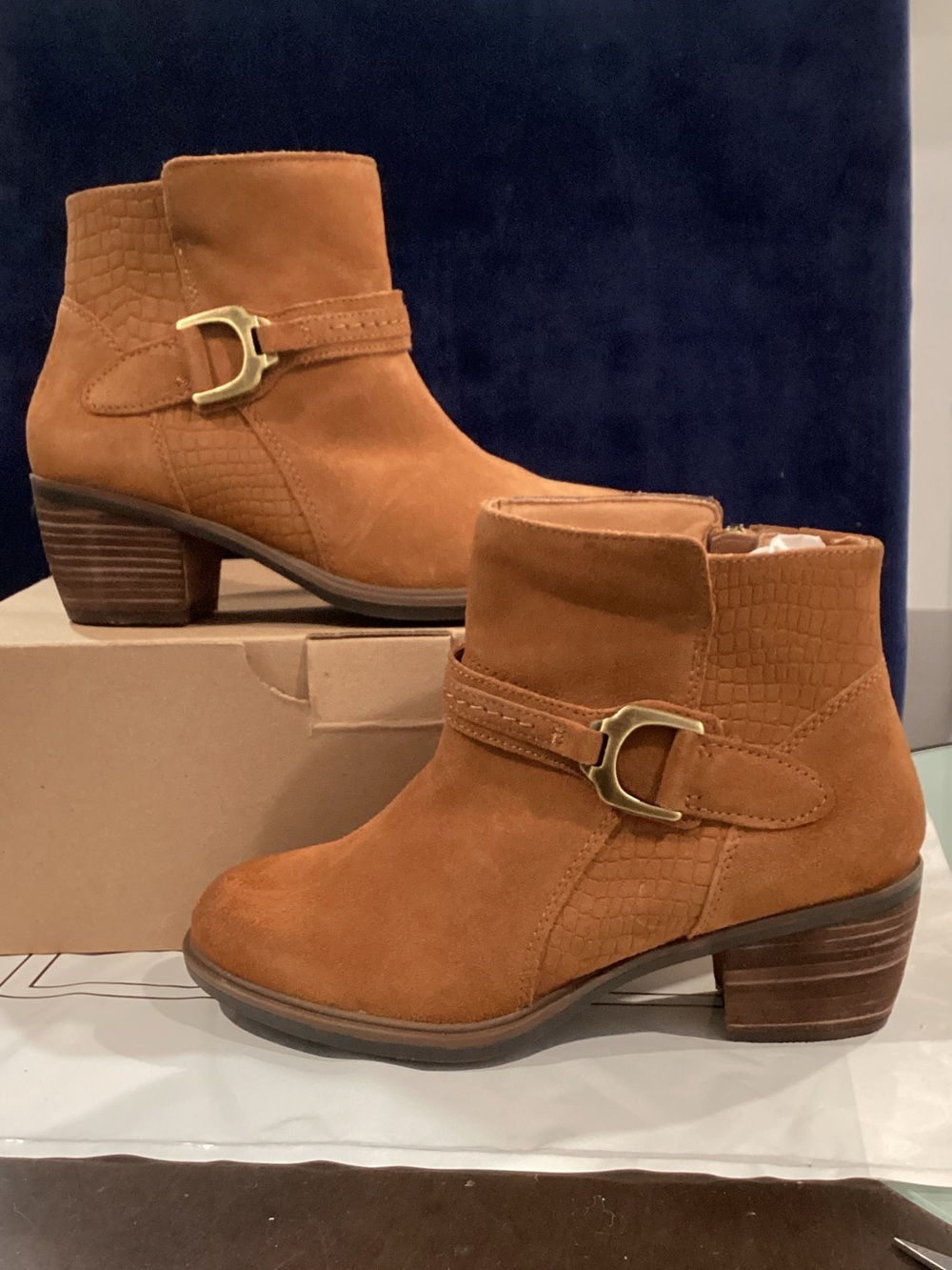 Clarks Neva Buckle Women’s 6W Dark Tan Suede Leather Ankle Boots Booties no box